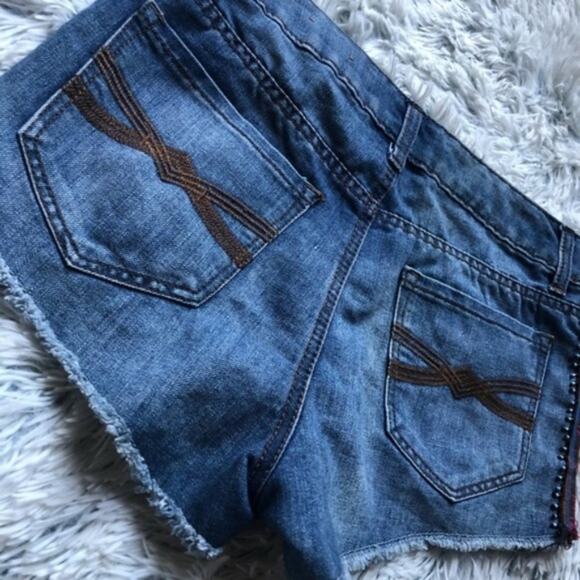 Mudd Distressed Blue Mid Rise Medium Wash Blue Denim Punk Jeans Shorts Size 9 - Picture 4 of 6